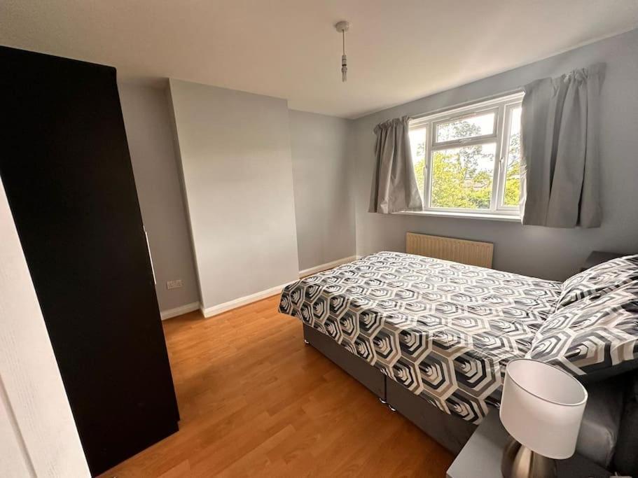 5 Bed Property In Se12 Лондон Экстерьер фото