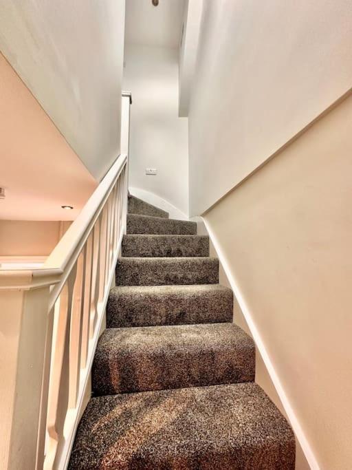 5 Bed Property In Se12 Лондон Экстерьер фото