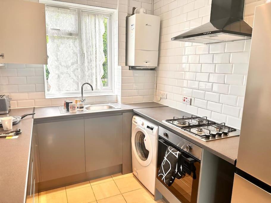 5 Bed Property In Se12 Лондон Экстерьер фото
