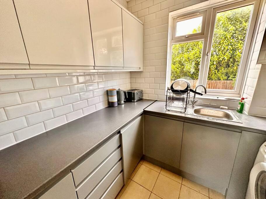5 Bed Property In Se12 Лондон Экстерьер фото